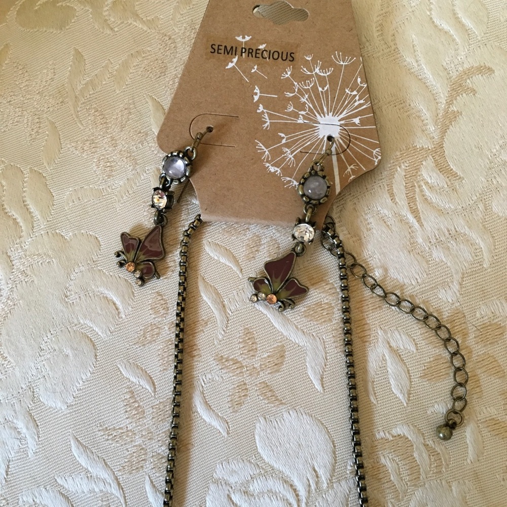 NWT Victorian Antique style necklace and earrings set. - Picture 3 of 7